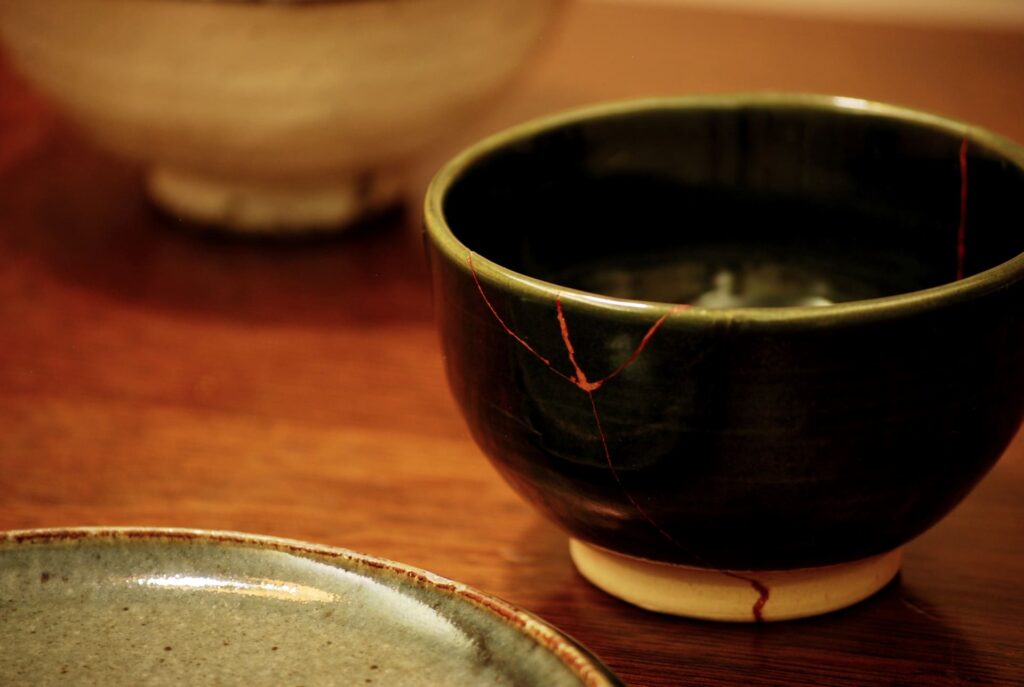 本漆と簡易金継ぎの違いとは？初心者が知っておきたい特徴・仕上がり・費用を徹底比較